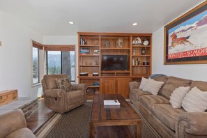 TV, fireplace - Fireside at Mammoth-Next to ski gondola & Village (Mammoth Lakes)