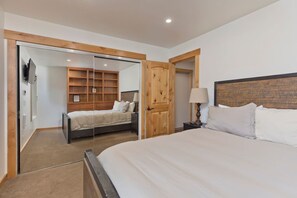 1 bedroom, iron/ironing board, WiFi, bed sheets - Fireside at Mammoth-Next to ski gondola & Village (Mammoth Lakes)