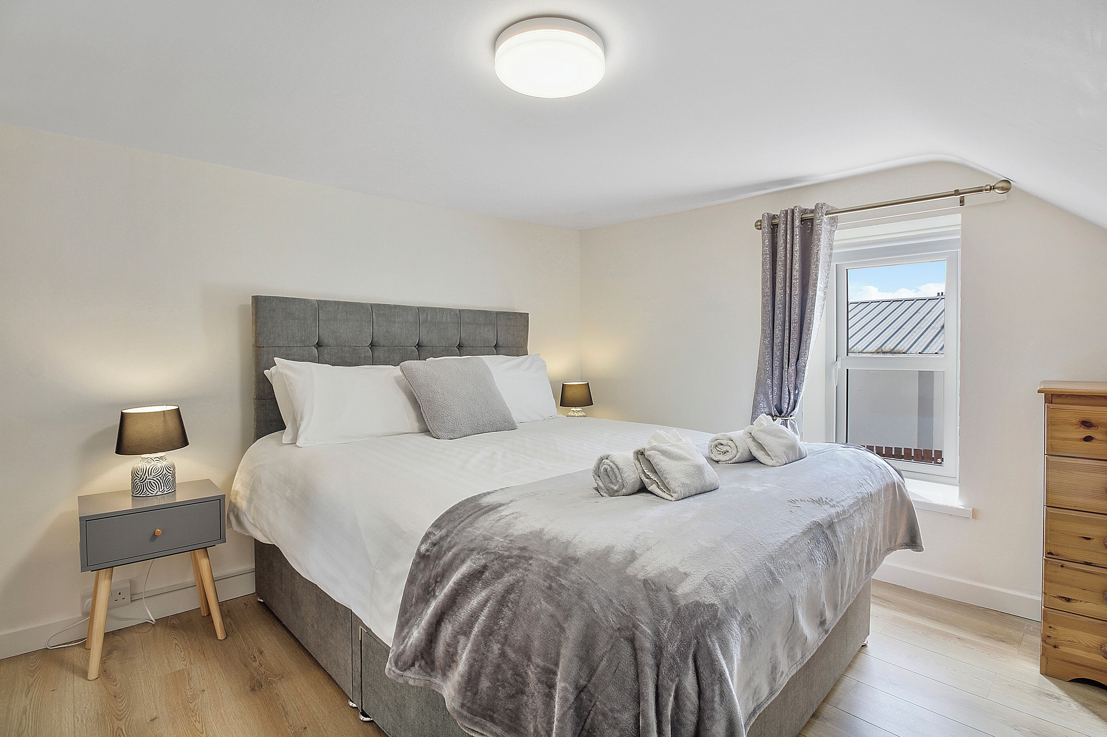 2 Schlafzimmer, Schreibtisch, Bügeleisen/Bügelbrett, Reisekinderbett