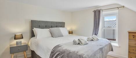 2 Schlafzimmer, Schreibtisch, Bügeleisen/Bügelbrett, Reisekinderbett