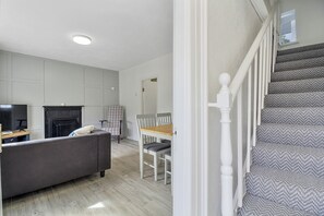 TV connectée, cheminée, livres
