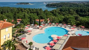 A resort with a large central pool, sun loungers, and a view of the sea. - 1 bedroom gorgeous apartment in Porec (Porec)