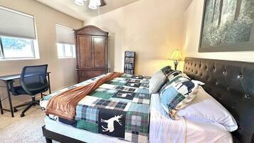 办公桌、熨斗/熨衣板、旅行婴儿床、免费 WiFi