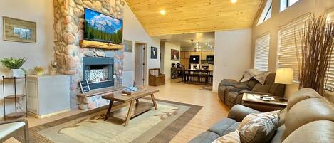 TV connectée, lecteur de DVD, livres, vidéothèque