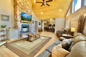 TV connectée, lecteur de DVD, livres, vidéothèque