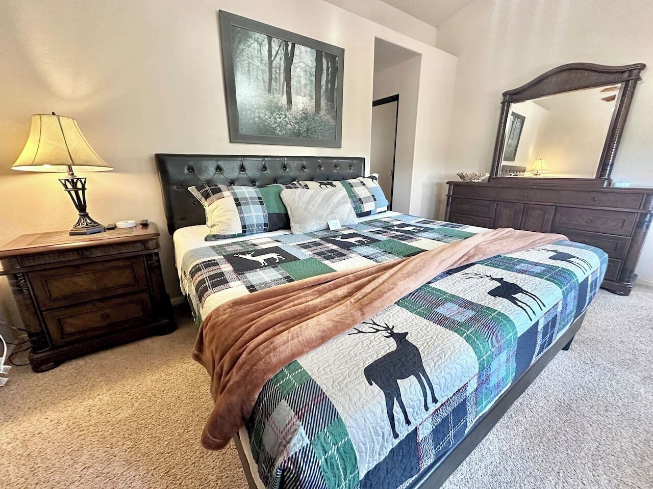 3 quartos, escrivaninha, ferros/tábuas de passar roupa, berço de viagem