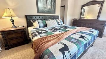 3 quartos, escrivaninha, ferros/tábuas de passar roupa, berço de viagem