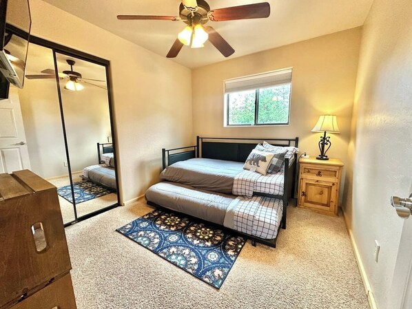 Schreibtisch, Bügeleisen/Bügelbrett, Reisekinderbett, kostenloses WLAN