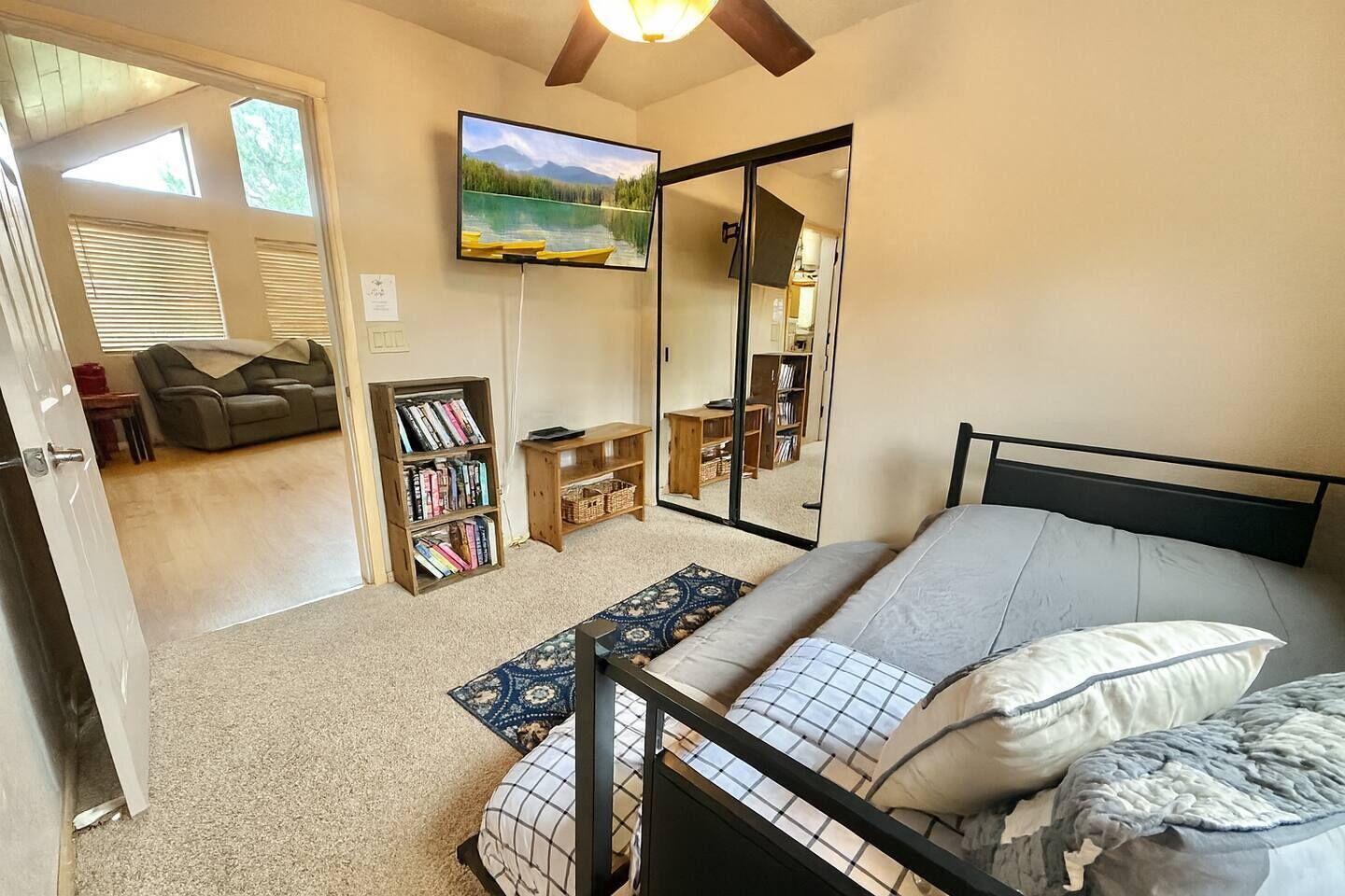 3 quartos, escrivaninha, ferros/tábuas de passar roupa, berço de viagem