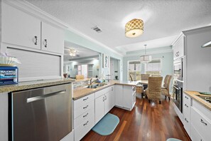 Frigorífic, microones, forn i placa de cuina 