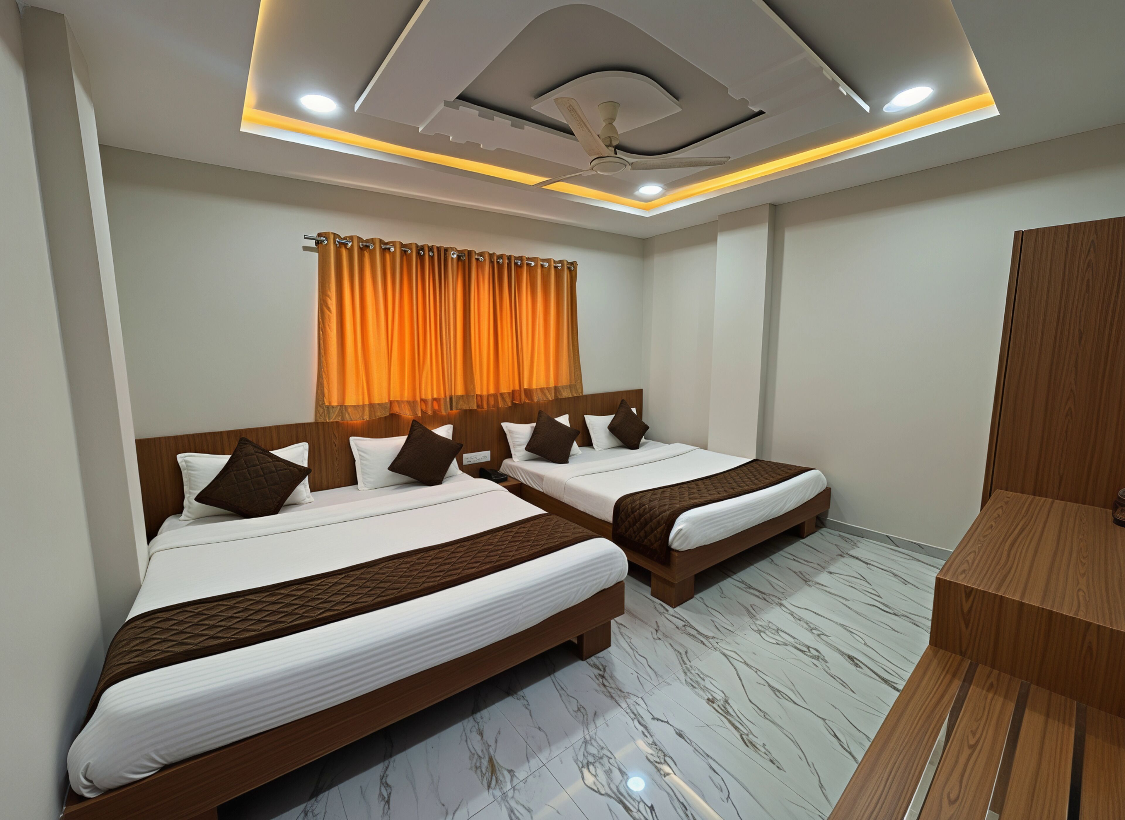 Family Room | Desk, laptop workspace, free WiFi