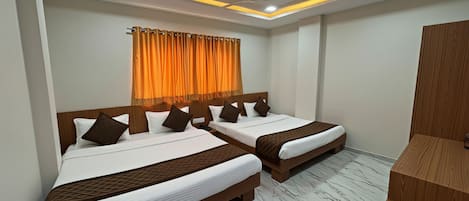 Family Room | Desk, laptop workspace, free WiFi