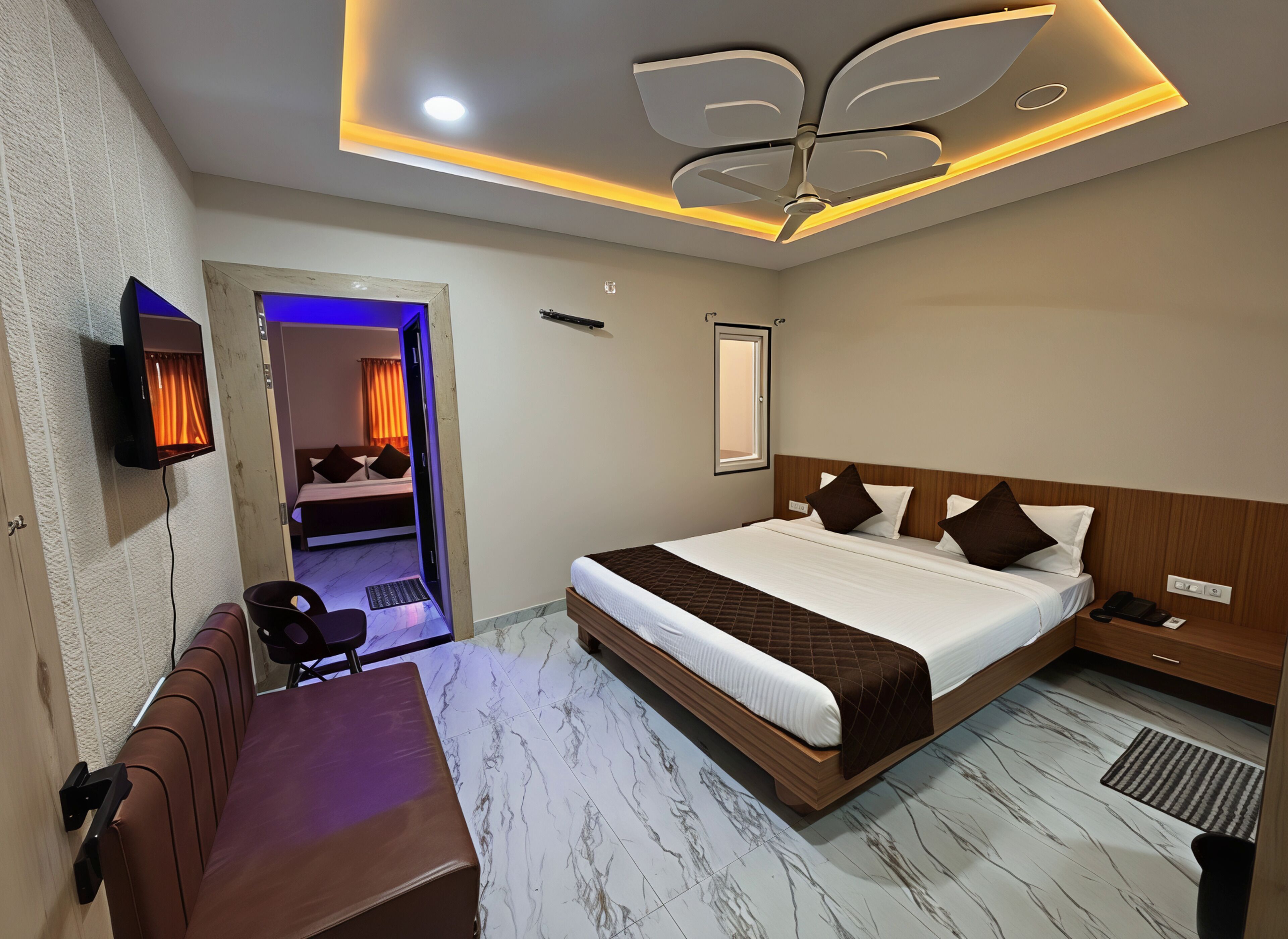 Family Room | Desk, laptop workspace, free WiFi