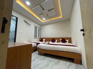 Superior Room | Desk, laptop workspace, free WiFi - HOTEL LOTO CENTRAL UJJAIN STATION (Ujjain)