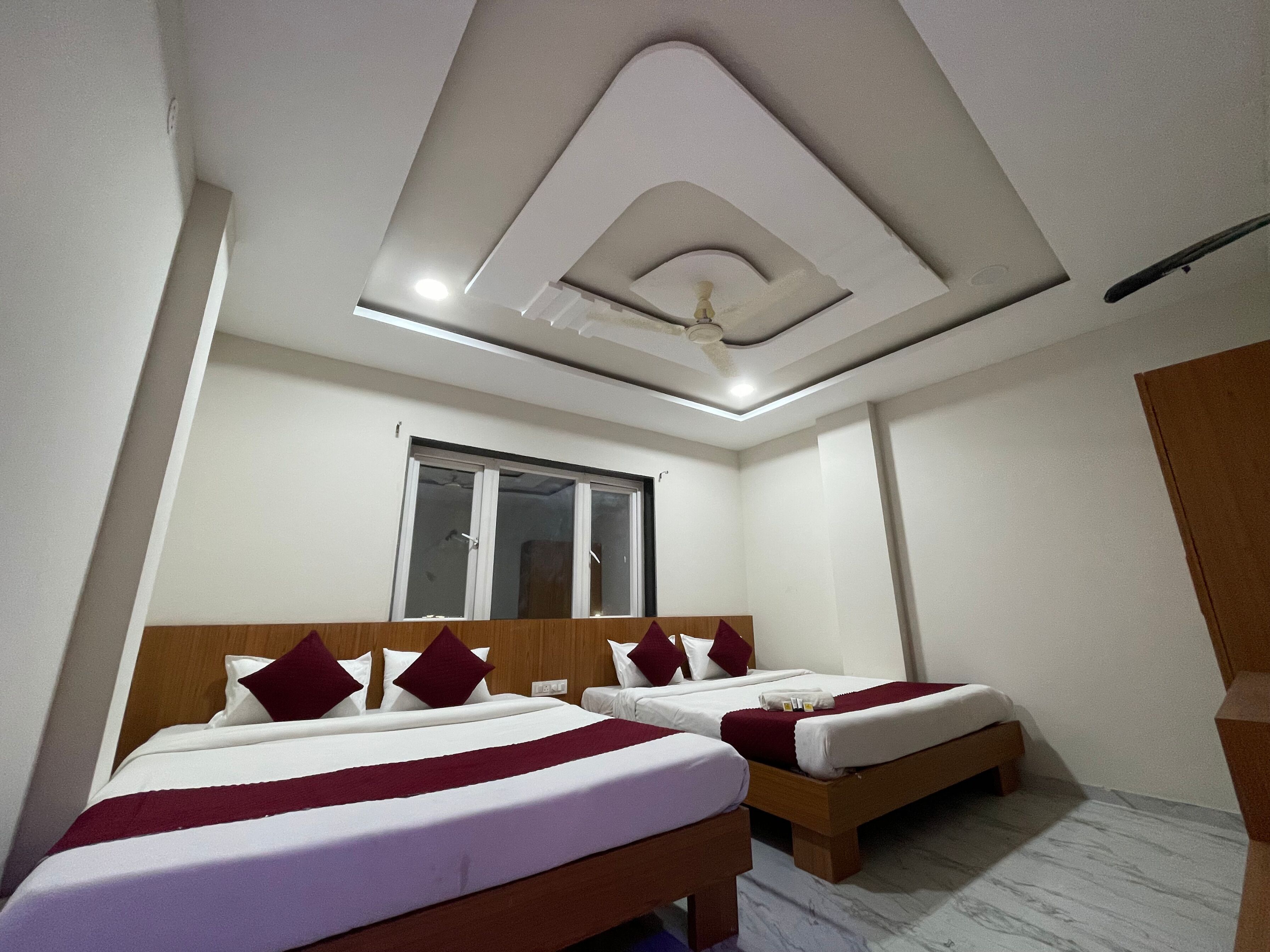 Family Room | Desk, laptop workspace, free WiFi