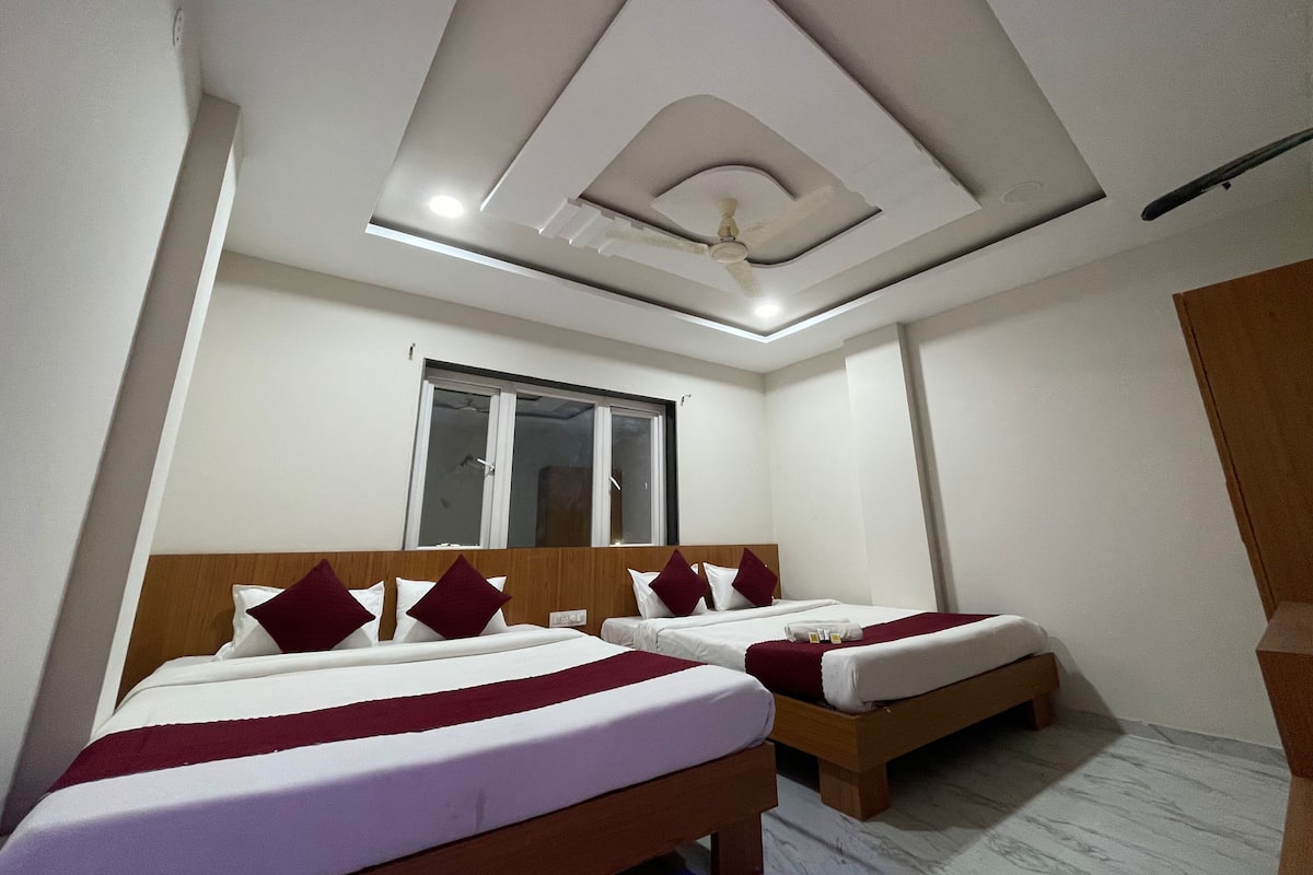 Family Room | Desk, laptop workspace, free WiFi