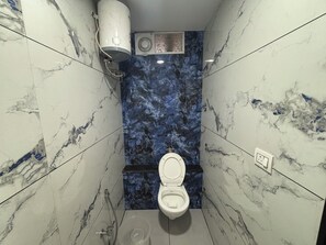 Habitación superior | Baño | Ducha, artículos de higiene personal gratuitos, toallas y jabón