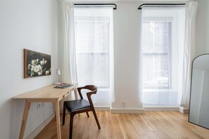 Interior - Specious/ with 2 full baths, walk anywhere (New York)
