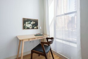 Interior - Specious/ with 2 full baths, walk anywhere (New York)