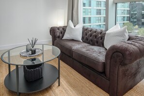 TV - The Hub Milton Keynes Central- 1 Bed Apartment with free parking (milton keynes)