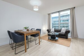 Dining - The Hub Milton Keynes Central- 1 Bed Apartment with free parking (milton keynes)