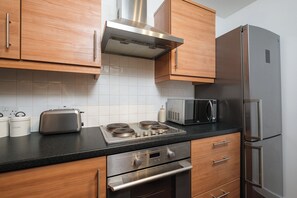 Microwave, oven, stovetop - The Hub Milton Keynes Central- 1 Bed Apartment with free parking (milton keynes)