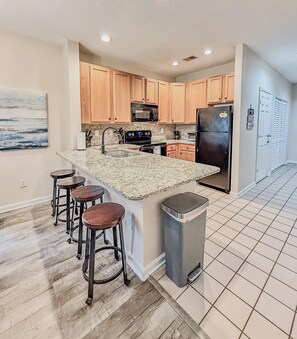 Fridge, microwave, oven, stovetop - 2 BR/ 2 BA Gorgeous Condo at Legends Resort Sun, Golf, Beach (Myrtle Beach)
