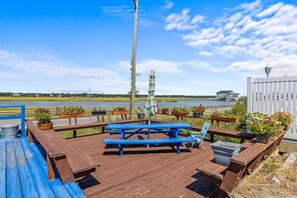 Outdoor dining - Cozy, Luxurious Condo steps to the beach w/ pool! (North Myrtle Beach)