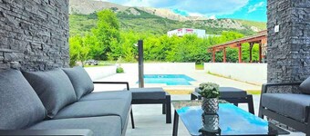 Villa with pool and Wi-Fi