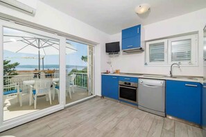 Fridge, microwave, oven, stovetop - Holiday apartment with air conditioning and balcony (Selce)