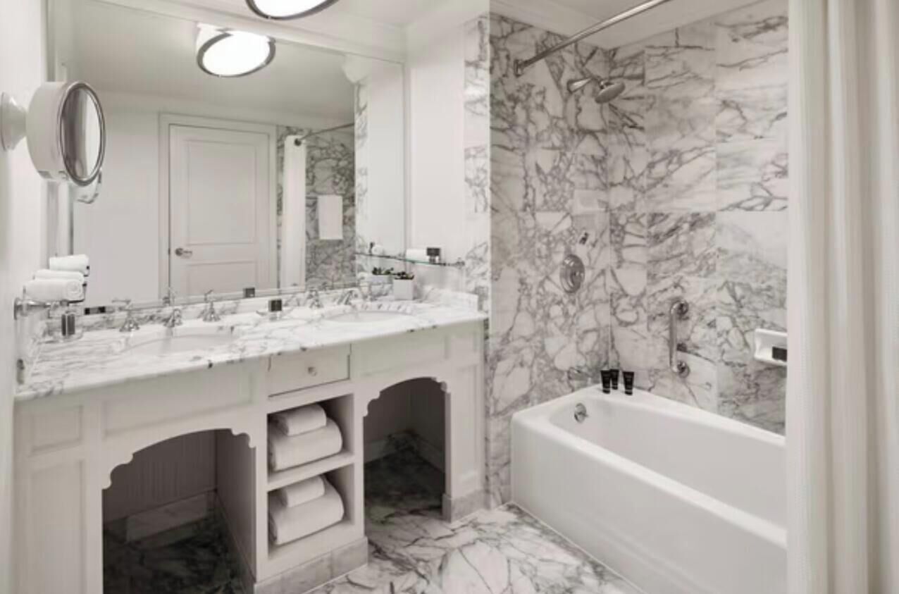 Sèche-cheveux, serviettes fournies, savon, papier toilette