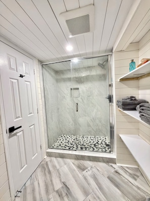 Shower, towels - 3BR/3BA Relax, Rewind, Enjoy, Oceanview & Coastal Breeze (Myrtle Beach)