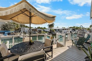 Outdoor dining - Cottage de la Paz - Charming Keys Retreat Deep Canal, near Dining & Shopping (Marathon)