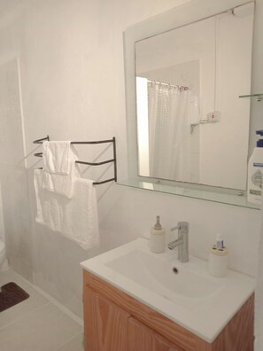 Serviettes fournies, savon, papier de toilette