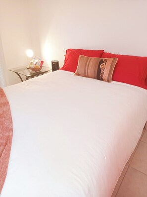 1 habitación, tabla de planchar con plancha, wifi gratis y ropa de cama