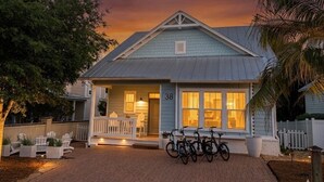 Une maison avec un porche, des vélos et le numéro 38 sur la façade.