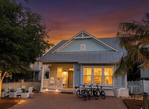 Ein Haus mit Veranda, Fahrrädern und der Hausnummer 38.