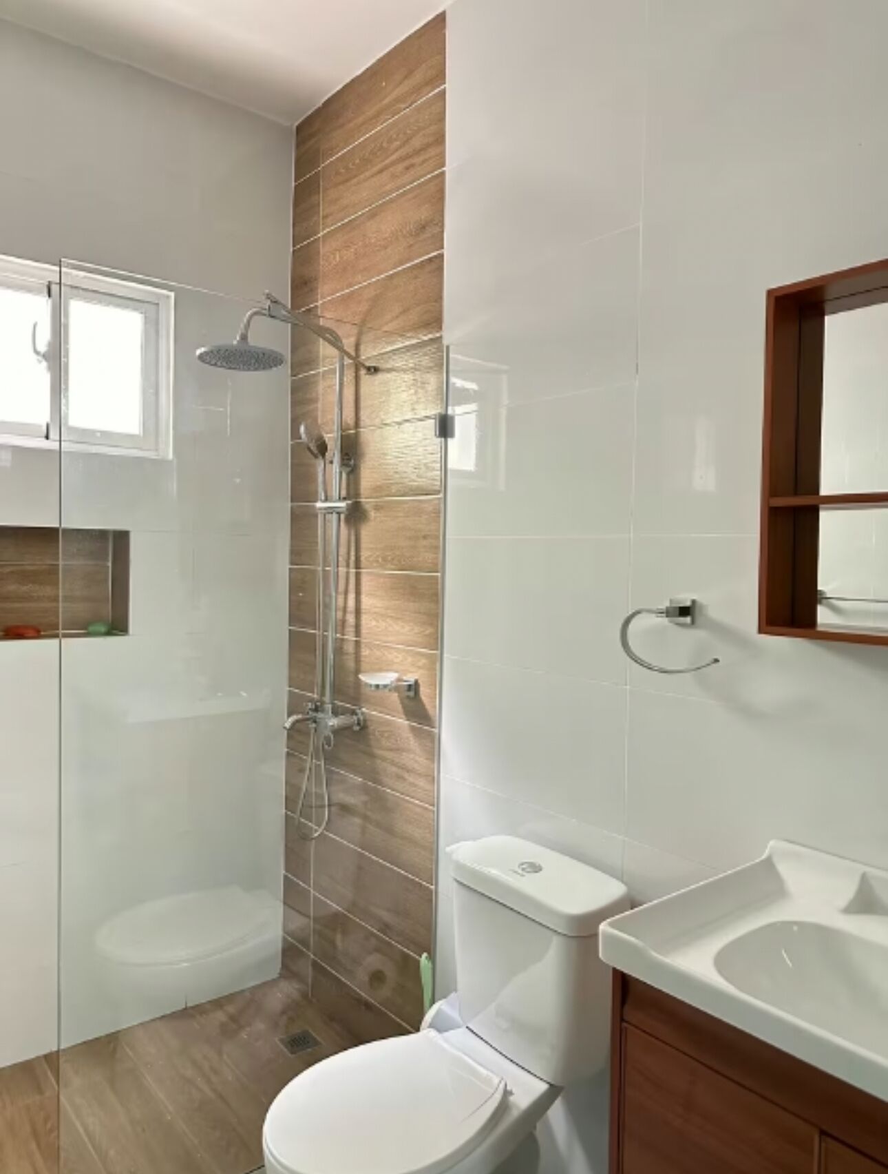 Douche, bidet, serviettes fournies, savon