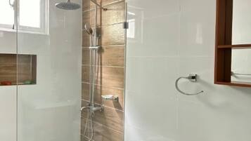 Douche, bidet, serviettes fournies, savon