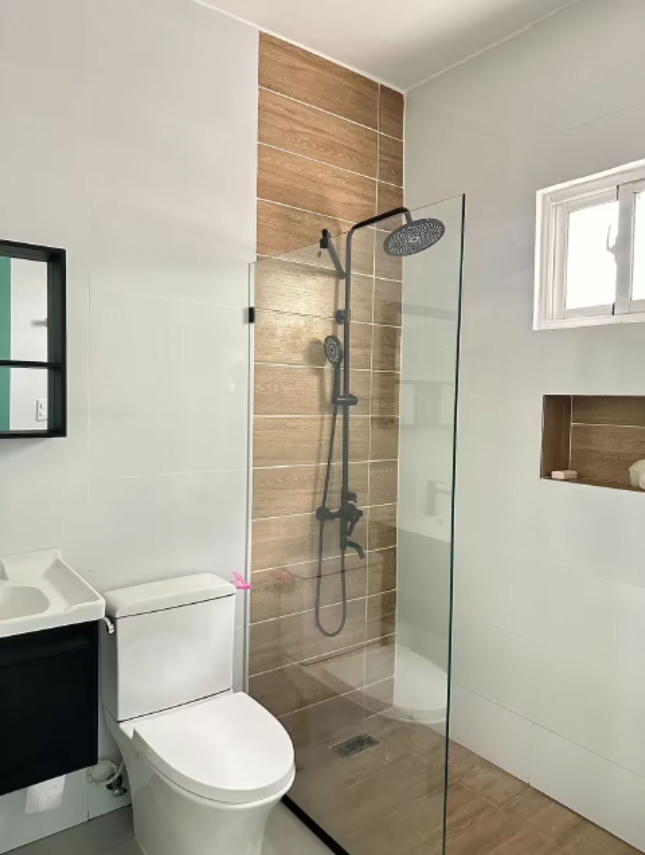 Douche, bidet, serviettes fournies, savon