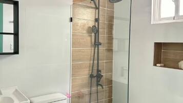 Douche, bidet, serviettes fournies, savon