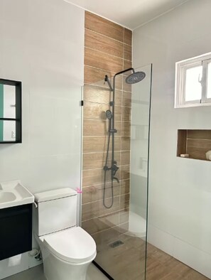 Dusche, Bidet, Handtücher, Seife