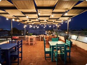 Outdoor dining - Hostel 201 (Mazatlán)