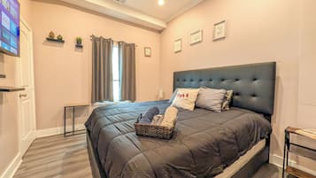 Classic Apartment, 4 Bedrooms, Pets Allowed | Hypo-allergenic bedding, free WiFi