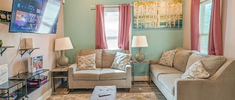 Classic Apartment, 4 Bedrooms, Pets allowed | Living area | 43-inch Smart TV with digital channels