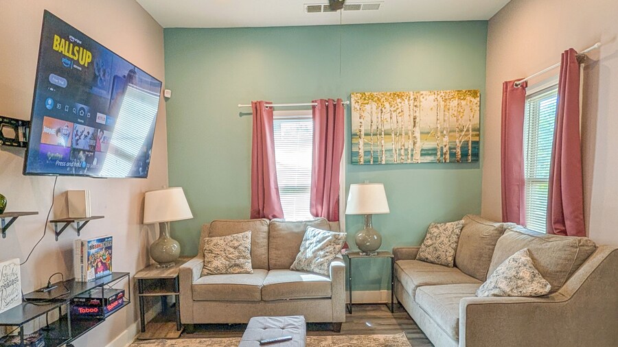 Cozy 4BR with Porch, King Bed Near Mercedez Benz & Downtown, Pet Friendly
