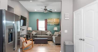 Chic 4BR Home Near AUC&DTWN