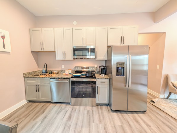 Full-size fridge, microwave, oven, stovetop - FIFA Ready 4BR ATL-10 mins to Mercedes Benz - Pets (Atlanta)