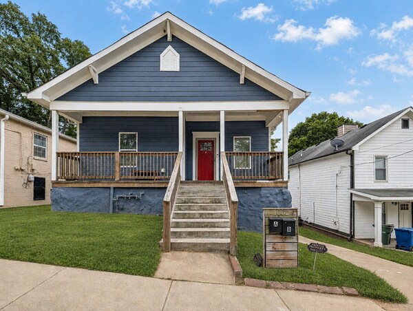 Cozy 4br With Porch, King Bed Near Mercedez Benz & Downtown, Pet Friendly - Atlanta, GA