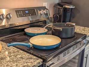 Classic Apartment, 4 Bedrooms, Pets allowed | Private kitchen - Cozy 4BR with Porch, King Bed Near Mercedez Benz & Downtown, Pet Friendly (Atlanta)